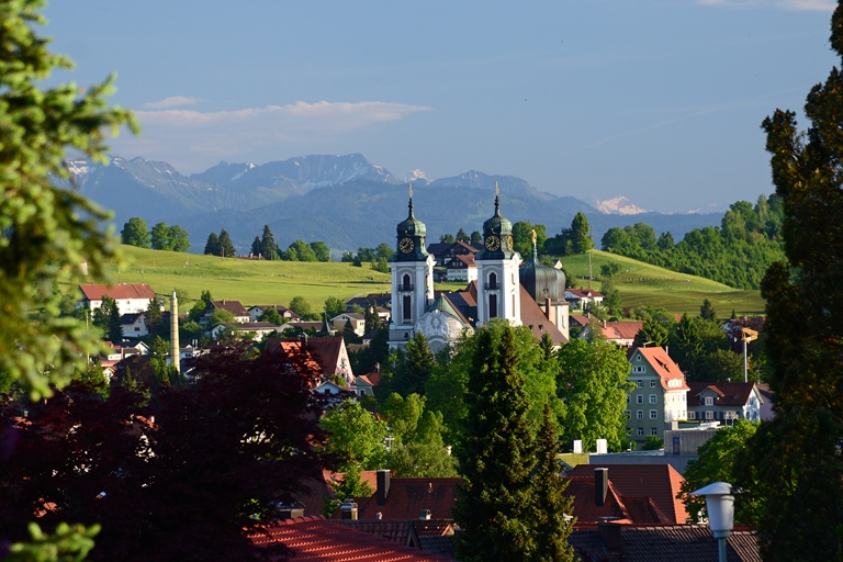 Stadtpfarrkirche St. Peter und Paul vor Berge in Lindenberg