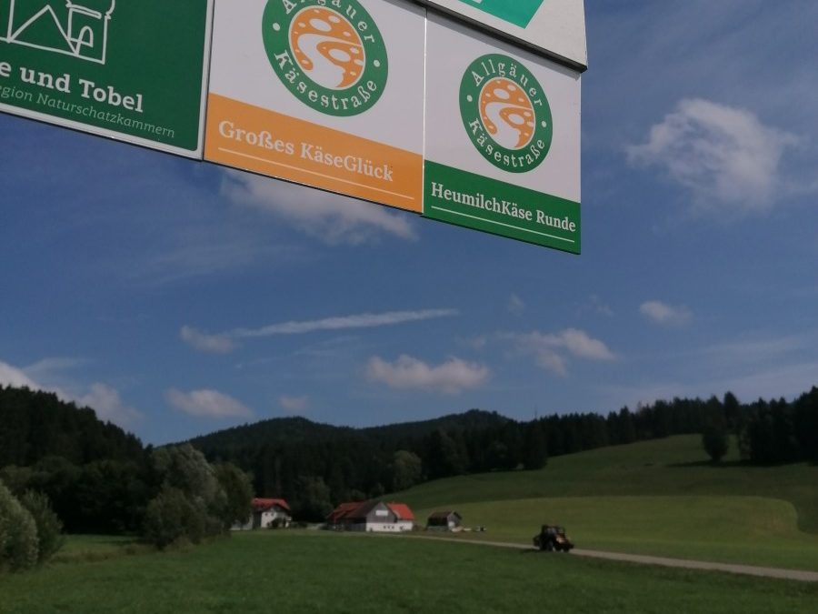 Beschilderung Allgaeuer Kaesestrasse Grosses Kaeseglueck und Heumilchkaese Runde mit Traktor